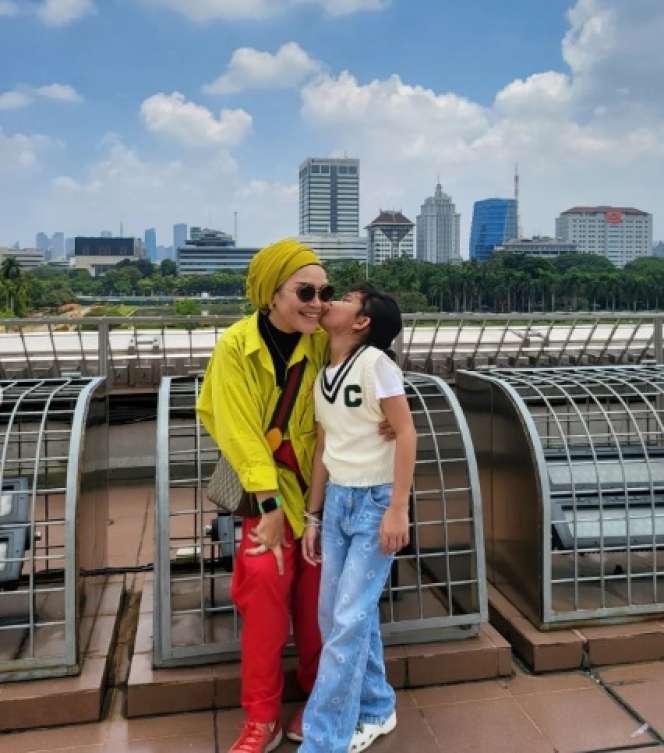 Rayakan Ultah ke-50 di Monas, Umi Kalsum Ibu Ayu Ting Ting Tampil Kece, Langsung Bawa Rombongan Besar!