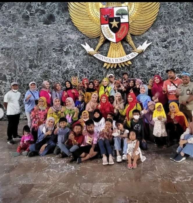 Rayakan Ultah ke-50 di Monas, Umi Kalsum Ibu Ayu Ting Ting Tampil Kece, Langsung Bawa Rombongan Besar!