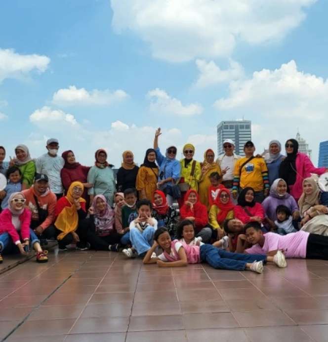 Rayakan Ultah ke-50 di Monas, Umi Kalsum Ibu Ayu Ting Ting Tampil Kece, Langsung Bawa Rombongan Besar!