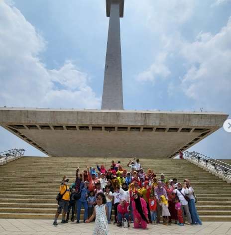 Rayakan Ultah ke-50 di Monas, Umi Kalsum Ibu Ayu Ting Ting Tampil Kece, Langsung Bawa Rombongan Besar!