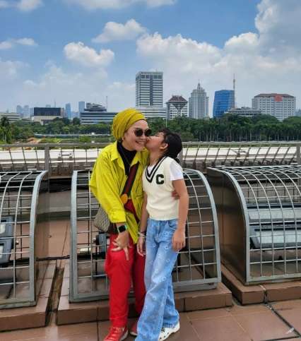 Rayakan Ultah ke-50 di Monas, Umi Kalsum Ibu Ayu Ting Ting Tampil Kece, Langsung Bawa Rombongan Besar!