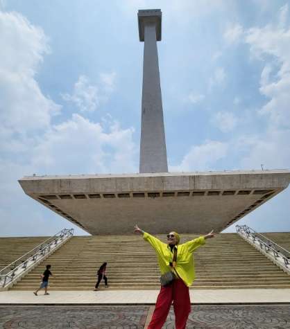 Rayakan Ultah ke-50 di Monas, Umi Kalsum Ibu Ayu Ting Ting Tampil Kece, Langsung Bawa Rombongan Besar!