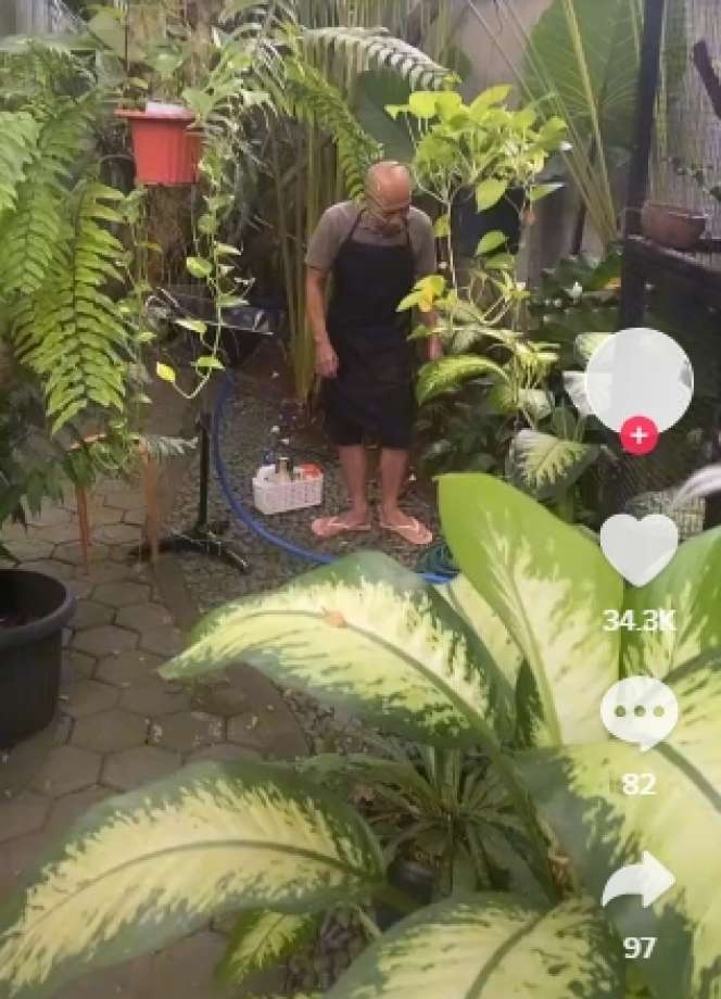 7 Potret Kocak Yuni Shara Keramas Pakai Selang di Kebun, Netizen : Bikin Mata Seger!