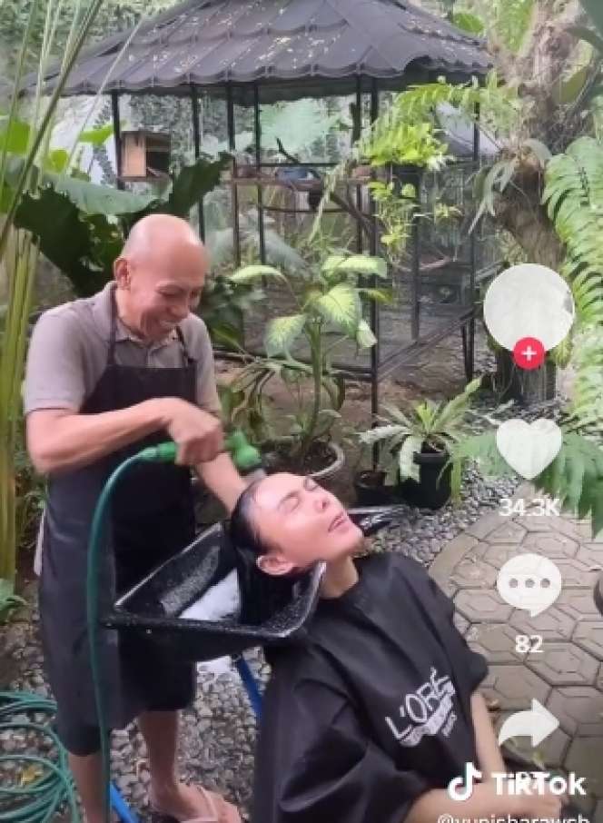 7 Potret Kocak Yuni Shara Keramas Pakai Selang di Kebun, Netizen : Bikin Mata Seger!