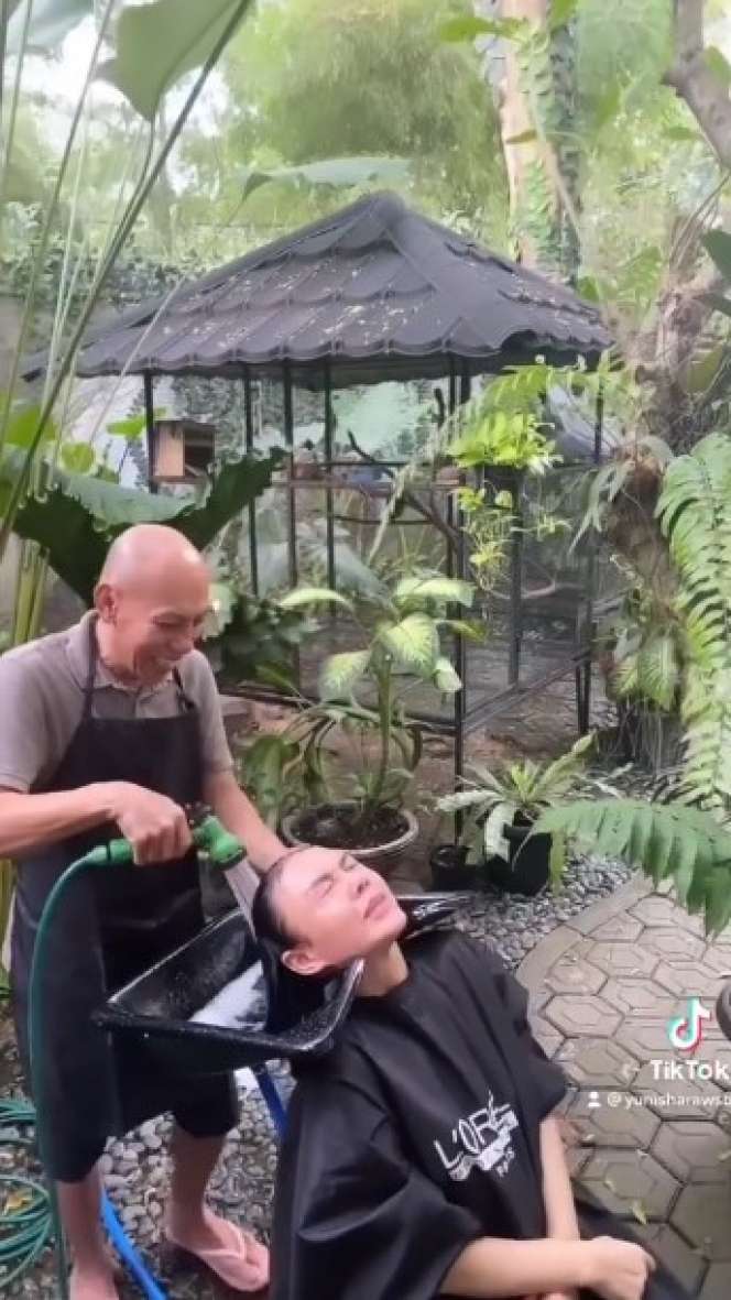 7 Potret Kocak Yuni Shara Keramas Pakai Selang di Kebun, Netizen : Bikin Mata Seger!