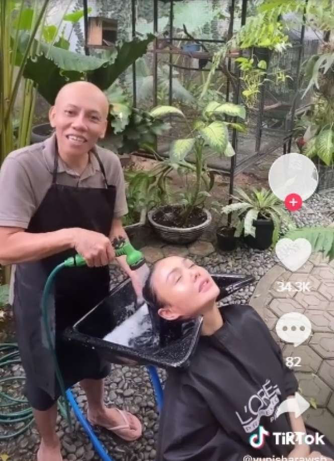 7 Potret Kocak Yuni Shara Keramas Pakai Selang di Kebun, Netizen : Bikin Mata Seger!