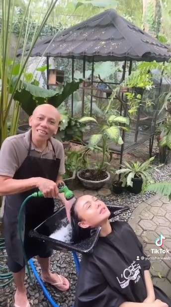 7 Potret Kocak Yuni Shara Keramas Pakai Selang di Kebun, Netizen : Bikin Mata Seger!