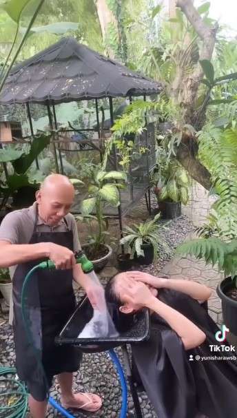 7 Potret Kocak Yuni Shara Keramas Pakai Selang di Kebun, Netizen : Bikin Mata Seger!