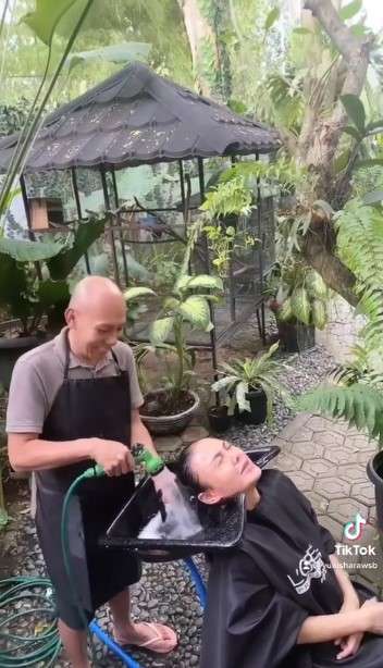 7 Potret Kocak Yuni Shara Keramas Pakai Selang di Kebun, Netizen : Bikin Mata Seger!
