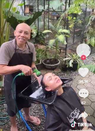 7 Potret Kocak Yuni Shara Keramas Pakai Selang di Kebun, Netizen : Bikin Mata Seger!