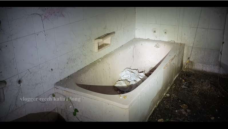 10 Potret Rumah Mewah Terbengkalai Bekas Lokasi Pemerkosaan, Kamar Mandi Khas Belanda, Ngeri Banget!