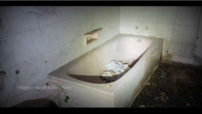 10 Potret Rumah Mewah Terbengkalai Bekas Lokasi Pemerkosaan, Kamar Mandi Khas Belanda, Ngeri Banget!