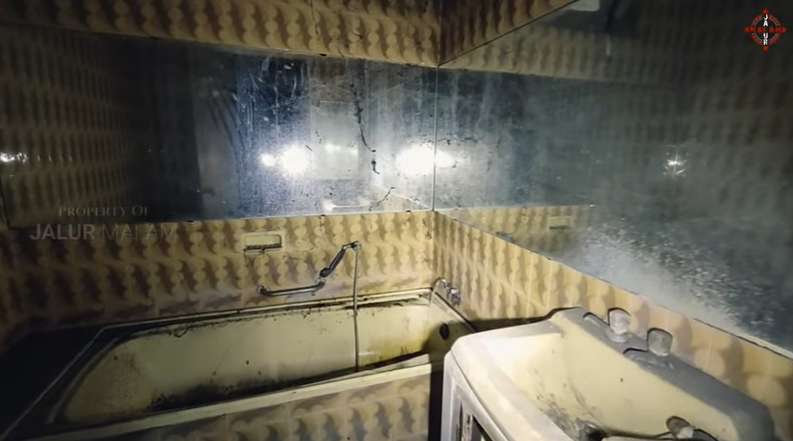 10 Potret Rumah Mewah Terbengkalai 30 Tahun, Gegara Rebutan Harta Istri Tua & Muda, Ada Patung Manusia!