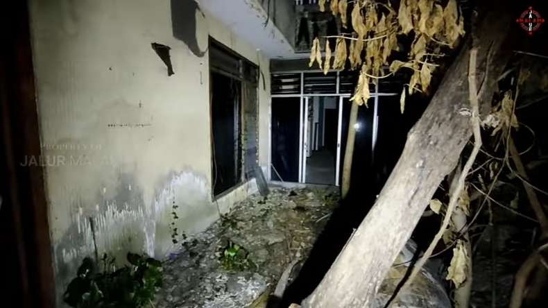 10 Potret Rumah Mewah Terbengkalai 30 Tahun, Gegara Rebutan Harta Istri Tua & Muda, Ada Patung Manusia!