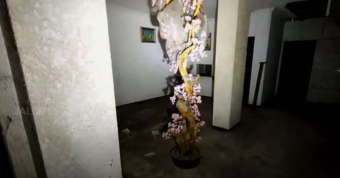 10 Potret Rumah Mewah Terbengkalai 30 Tahun, Gegara Rebutan Harta Istri Tua & Muda, Ada Patung Manusia!