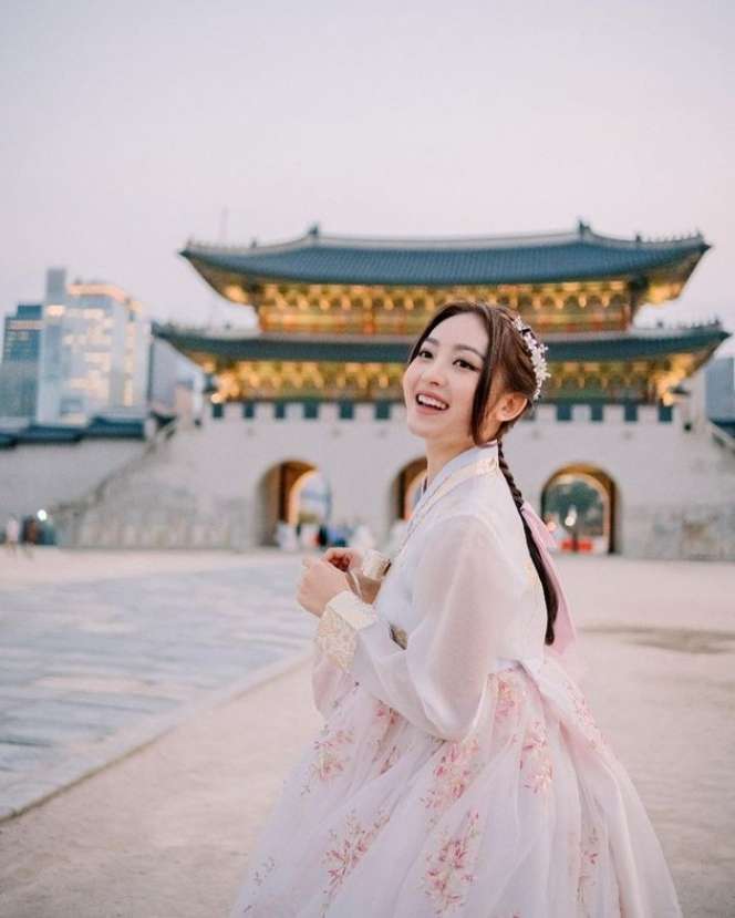 Potret Liburan Natasha Wilona di Korea, Pakai Hanbok Mirip Banget Sama Warga Lokal!