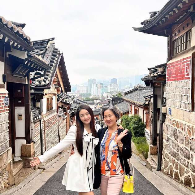 Potret Liburan Natasha Wilona di Korea, Pakai Hanbok Mirip Banget Sama Warga Lokal!