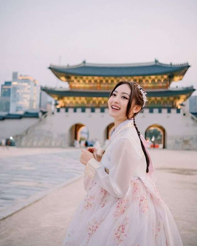 Potret Liburan Natasha Wilona di Korea, Pakai Hanbok Mirip Banget Sama Warga Lokal!