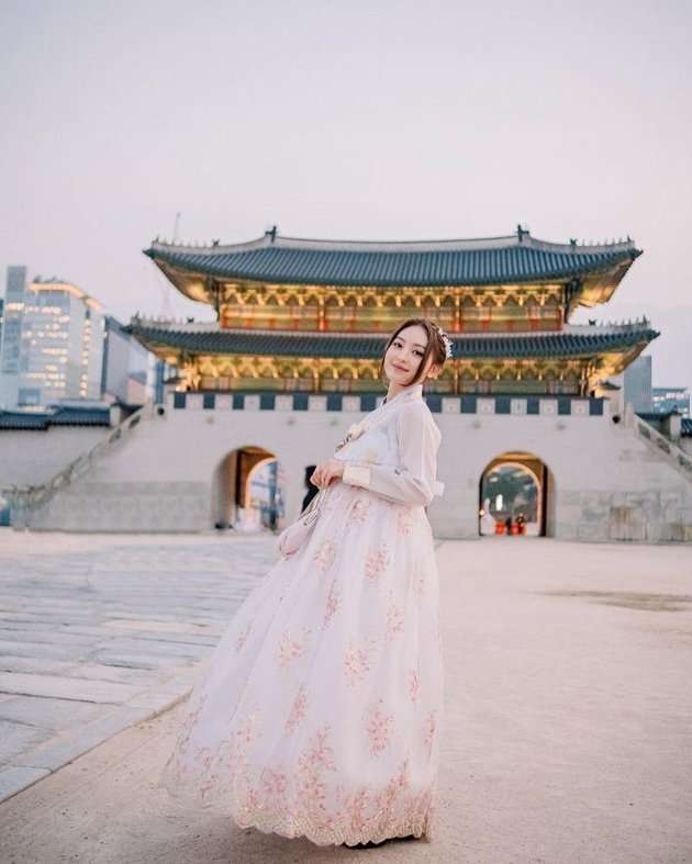 Potret Liburan Natasha Wilona di Korea, Pakai Hanbok Mirip Banget Sama Warga Lokal!