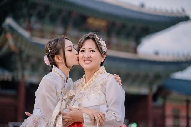 Potret Liburan Natasha Wilona di Korea, Pakai Hanbok Mirip Banget Sama Warga Lokal!