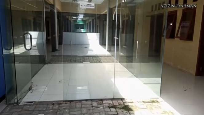 Penampakan Rumah Sakit Terbengkalai di Indramayu, Bak di Film Horor, Masih Ada Ambulance Terparkir!