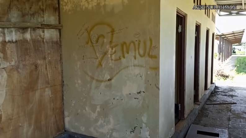 Penampakan Rumah Sakit Terbengkalai di Indramayu, Bak di Film Horor, Masih Ada Ambulance Terparkir!
