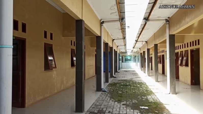 Penampakan Rumah Sakit Terbengkalai di Indramayu, Bak di Film Horor, Masih Ada Ambulance Terparkir!