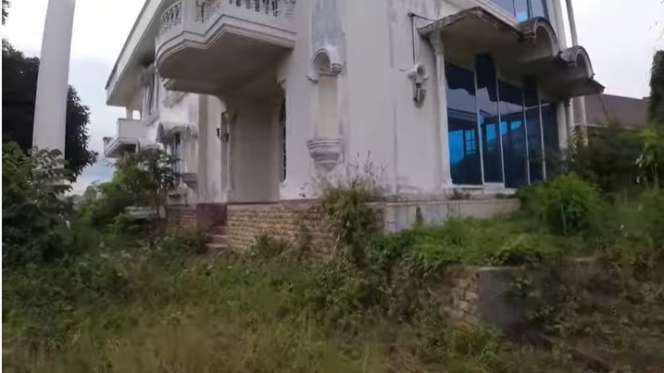 Potret Rumah Mewah Terbengkalai yang Dijual Seharga Rp20 Miliar, Dulunya Punya Orang Singapura dan Dijuluki `Istana Putih`