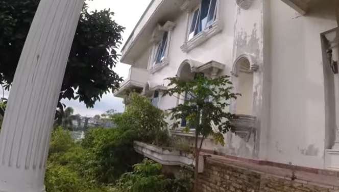 Potret Rumah Mewah Terbengkalai yang Dijual Seharga Rp20 Miliar, Dulunya Punya Orang Singapura dan Dijuluki `Istana Putih`