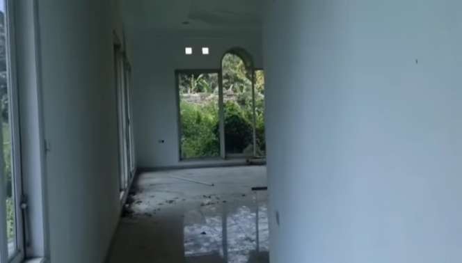 Potret Rumah Mewah Terbengkalai yang Dijual Seharga Rp20 Miliar, Dulunya Punya Orang Singapura dan Dijuluki `Istana Putih`