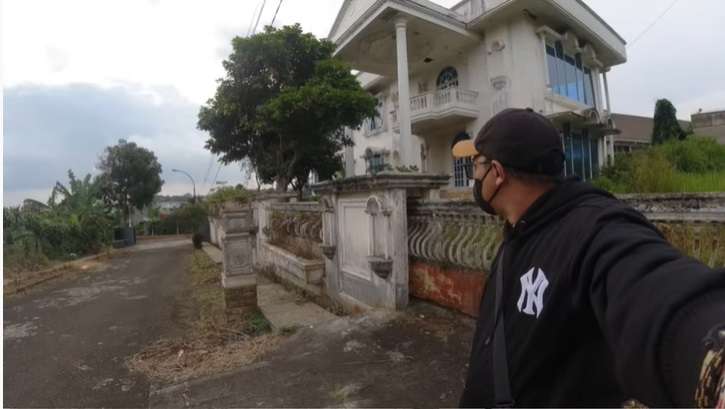 Potret Rumah Mewah Terbengkalai yang Dijual Seharga Rp20 Miliar, Dulunya Punya Orang Singapura dan Dijuluki `Istana Putih`