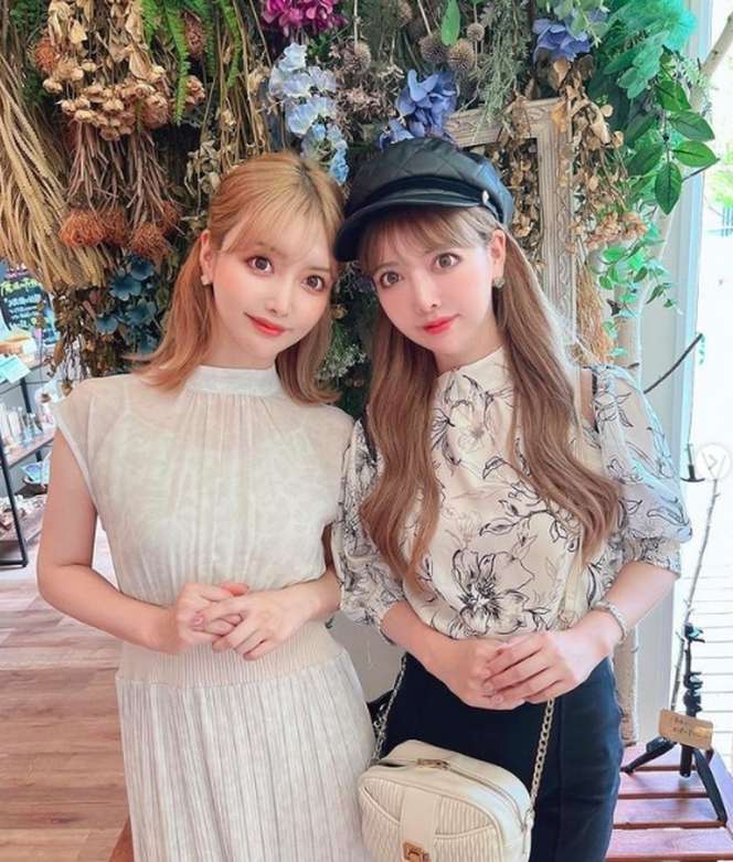 10 Potret Si Kembar yang Oplas Demi Terlihat Identik, Netizen Salfok Foto Before-nya: Beda Banget!
