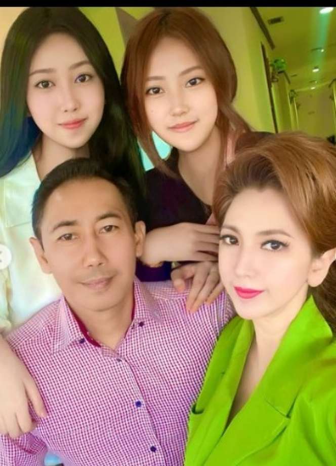 Potret Heni Tania Kunjungi Suami Saat Pendidikan, Paras Cantiknya Bikin Salfok!