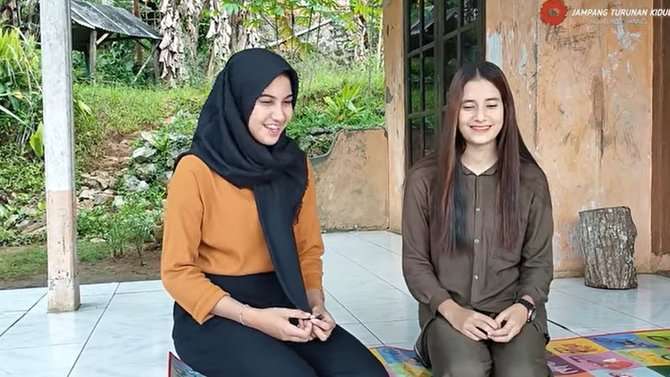 Momen Pertemuan Ida dan Intan Gadis Blasteran yang Hidup di Desa, Paras Cantiknya Bikin Terpesona!