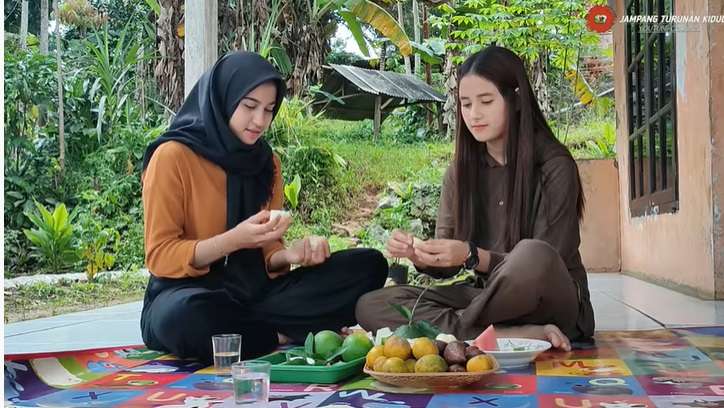 Momen Pertemuan Ida dan Intan Gadis Blasteran yang Hidup di Desa, Paras Cantiknya Bikin Terpesona!