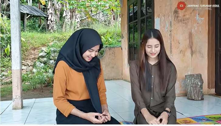 Momen Pertemuan Ida dan Intan Gadis Blasteran yang Hidup di Desa, Paras Cantiknya Bikin Terpesona!