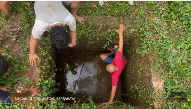 Potret Panji Petualang dan Tim Nekat Rescue Ular Kobra Yang Terjebak Dalam Sumur, Penampakannya Bikin Merinding!