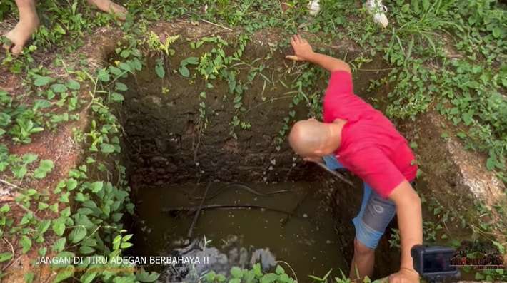 Potret Panji Petualang dan Tim Nekat Rescue Ular Kobra Yang Terjebak Dalam Sumur, Penampakannya Bikin Merinding!