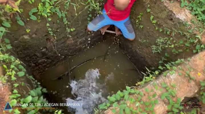 Potret Panji Petualang dan Tim Nekat Rescue Ular Kobra Yang Terjebak Dalam Sumur, Penampakannya Bikin Merinding!