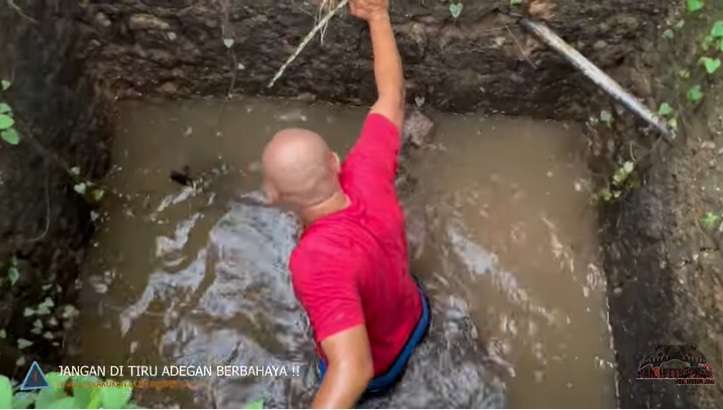 Potret Panji Petualang dan Tim Nekat Rescue Ular Kobra Yang Terjebak Dalam Sumur, Penampakannya Bikin Merinding!