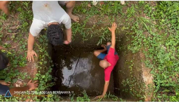 Potret Panji Petualang dan Tim Nekat Rescue Ular Kobra Yang Terjebak Dalam Sumur, Penampakannya Bikin Merinding!