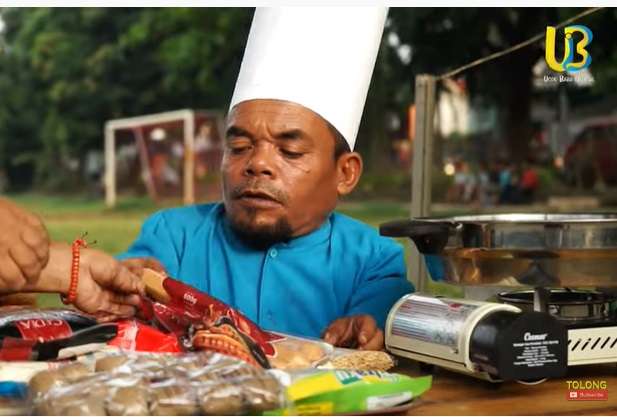 Akui Sepi Job, Ucok Baba Pilih Jualan Sosis Bakar di Pinggir Jalan, Tak Disangka Dagangannya Laris Banget!