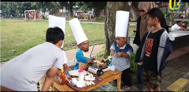 Akui Sepi Job, Ucok Baba Pilih Jualan Sosis Bakar di Pinggir Jalan, Tak Disangka Dagangannya Laris Banget!