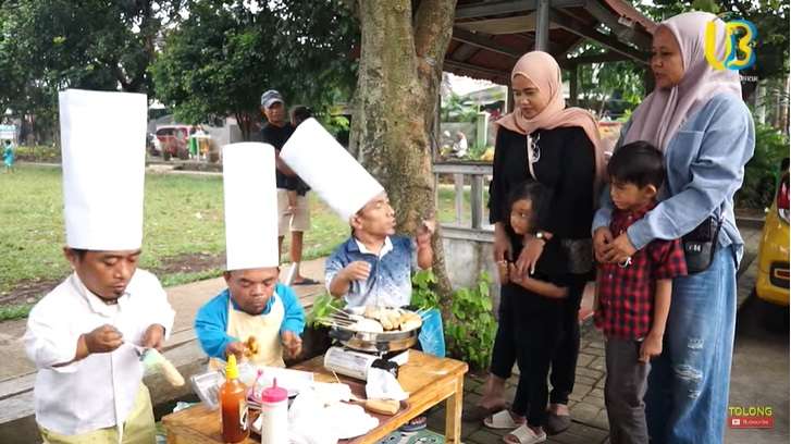 Akui Sepi Job, Ucok Baba Pilih Jualan Sosis Bakar di Pinggir Jalan, Tak Disangka Dagangannya Laris Banget!