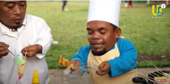 Akui Sepi Job, Ucok Baba Pilih Jualan Sosis Bakar di Pinggir Jalan, Tak Disangka Dagangannya Laris Banget!