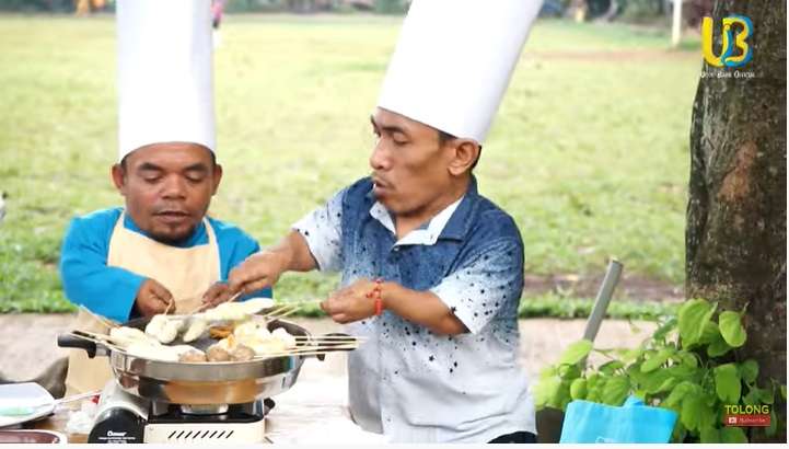 Akui Sepi Job, Ucok Baba Pilih Jualan Sosis Bakar di Pinggir Jalan, Tak Disangka Dagangannya Laris Banget!