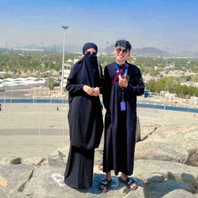 Potret Beni Mulyana Kakak Lesti Kejora Saat Umrah, Ternyata Ajak Calon Istri!