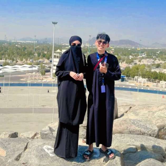 Potret Beni Mulyana Kakak Lesti Kejora Saat Umrah, Ternyata Ajak Calon Istri!