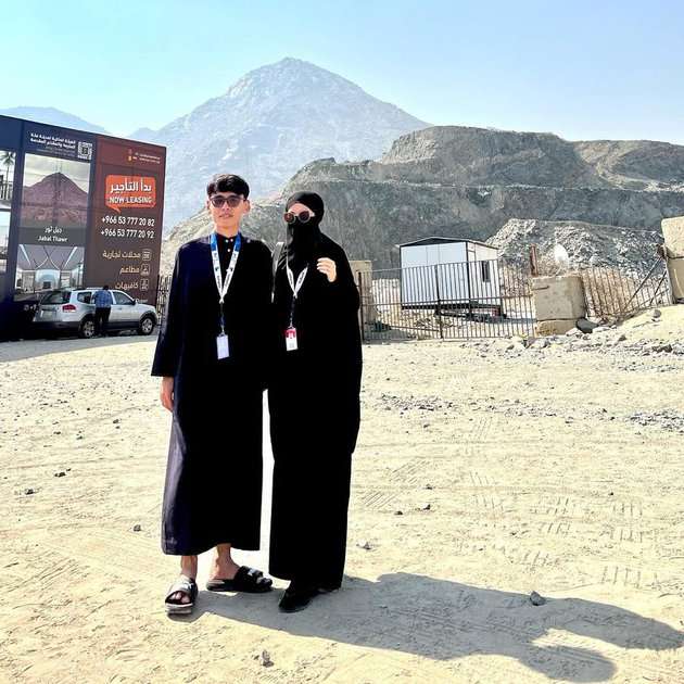 Potret Beni Mulyana Kakak Lesti Kejora Saat Umrah, Ternyata Ajak Calon Istri!