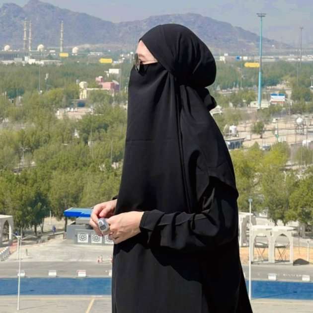 Potret Beni Mulyana Kakak Lesti Kejora Saat Umrah, Ternyata Ajak Calon Istri!